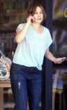Jennifer Lopez looks tired on the phone NO MAKE UP