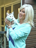Samantha Fox besucht in ihrer Funktion als Schirmherrin das Katzentierheim Scratching Post in Chingford