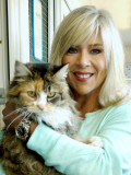 Samantha Fox besucht in ihrer Funktion als Schirmherrin das Katzentierheim Scratching Post in Chingford