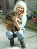 Samantha Fox besucht in ihrer Funktion als Schirmherrin das Katzentierheim Scratching Post in Chingford