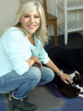 Samantha Fox besucht in ihrer Funktion als Schirmherrin das Katzentierheim Scratching Post in Chingford