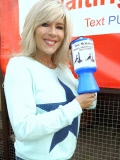 Samantha Fox besucht in ihrer Funktion als Schirmherrin das Katzentierheim Scratching Post in Chingford