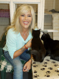 Samantha Fox besucht in ihrer Funktion als Schirmherrin das Katzentierheim Scratching Post in Chingford
