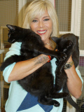 Samantha Fox besucht in ihrer Funktion als Schirmherrin das Katzentierheim Scratching Post in Chingford