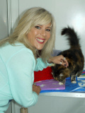 Samantha Fox besucht in ihrer Funktion als Schirmherrin das Katzentierheim Scratching Post in Chingford