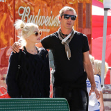 Pregnant Gwen Stefani conceals her belly during a family outing