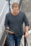 EXKLUSIV: Til Schweiger schaut SpongeBob Filme auf seinem Tablet am Set von "Tatort: Kopfgeld" - Hamburg