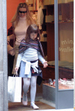 MICHELLE HUNZIKER + TOCHTER AURORA - SHOPPING IN MAILAND