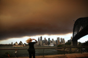 Rauchwolken von ausgedehnten Buschfeuern hängen über Sydney   