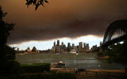 Rauchwolken von ausgedehnten Buschfeuern hängen über Sydney   