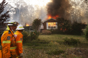 Im Kampf gegen das Feuer: Buschfeuer in Australien breitet sich aus  
