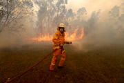 Im Kampf gegen das Feuer: Buschfeuer in Australien breitet sich aus  