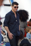 Robin Thicke takes the family to the pumkin patch