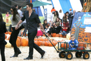 Robin Thicke takes the family to the pumkin patch