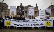 Rechtsanwälte protestieren am Bundestag gegen Überwachung