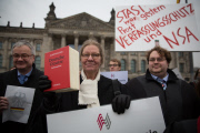 Rechtsanwälte protestieren am Bundestag gegen Überwachung