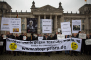 Rechtsanwälte protestieren am Bundestag gegen Überwachung