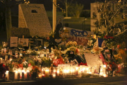 Fans pay tribute to Paul Walker at Santa Clarita crash site