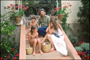 ARCHIVES - SERGE GAINSBOURG EN FAMILLE - 1977