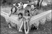 ARCHIVES - SERGE GAINSBOURG EN FAMILLE - 1977