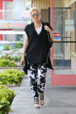 Pregnant Gwen Stefani goes monochromatic