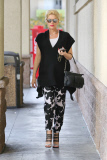 Pregnant Gwen Stefani goes monochromatic
