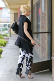 Pregnant Gwen Stefani goes monochromatic