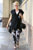 Pregnant Gwen Stefani goes monochromatic