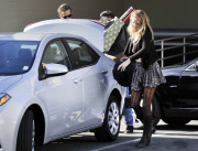 Ryan Reynolds and Blake Lively Picking Up A Rental Car