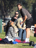 Zoe_Saldana bei Fussballspiel