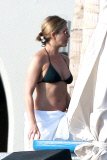 Jennifer Aniston flashes her perfect Bikini Bottom