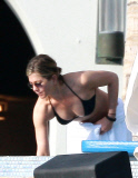 Jennifer Aniston flashes her perfect Bikini Bottom