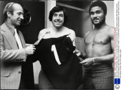 Stoke City Xi V Manchester United (1-2) Gordan Banks Testimonial Match. Gordon Banks (centre) With Bobby Charlton (left) And Eusebio (right)