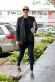 Gwen Stefani shows her Pregnancy Glow after an Acupuncture Appointment