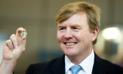König Willem Alexander präsentiert neue 2-Euro-Münze