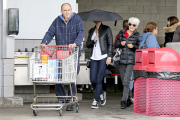Amanda Bynes stops by Costco with her Parents