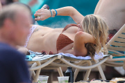 *EXCLUSIVE* LeAnn Rimes grabs a bite while soaking up the Sun **MUST CALL FOR PRICING**