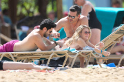 *EXCLUSIVE* LeAnn Rimes grabs a bite while soaking up the Sun **MUST CALL FOR PRICING**