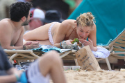 *EXCLUSIVE* LeAnn Rimes grabs a bite while soaking up the Sun **MUST CALL FOR PRICING**