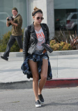 ASHLEY BENSON ET SON PETIT AMI SORTENT DU 'TOAST CAFE'