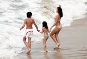 Stephanie Seymour And Kids On The Beach In St. Barts (USA AND OZ ONLY) 