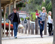EXCLUSIVE - Charlize Theron and Sean Penn visit the petting zoo