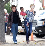 EXCLUSIVE - Charlize Theron and Sean Penn visit the petting zoo