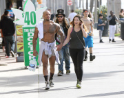 Kelly Brook swoons over David McIntosh¿s muscles