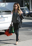 ASHLEY TISDALE RECOIT UN PV DE STATIONNEMENT