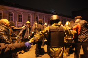 Kiev activists release police officers