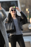 Kendall Jenner se promène dans les rues de Paris avec une amie et va voir la Tour Eiffel. SPE. Prioli-Garcia