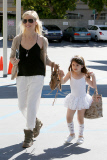 Sarah Michelle Gellar takes her cute Ballerina to Class