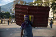 Venezuela:  Demontrators Raise the Level of Protests After 25 Days of Confrontations in Caracas