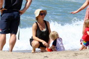 Elsa Pataky enjoys a hot sunny day at beach with daughter India Rose